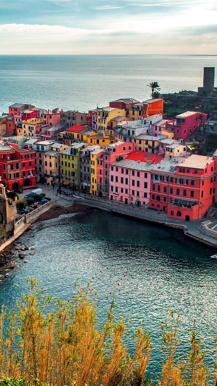 Vernazza เมือง อิตาลี Cinque Terre บ้าน หิน ชายฝั่ง IPhone 8 7 6 6S พื้นหลัง วอลล์เปเปอร์โทรศัพท์ HD