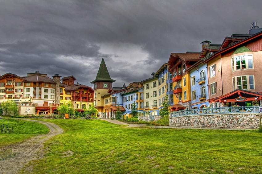 façades colorées sur un complexe hôtelier, hôtel, nuages, couleurs, recours, façade Fond d'écran HD