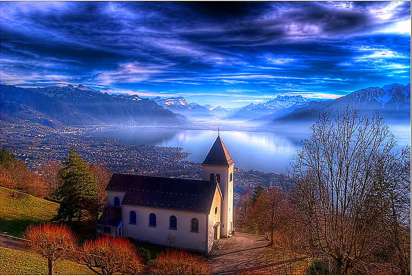 谷の教会、青い曇り空、谷、木々、秋、教会、湖 高画質の壁紙