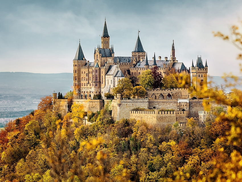 秋のホーエンツォレルン城、ドイツ、海、木々、秋、自然、城、森 高画質の壁紙
