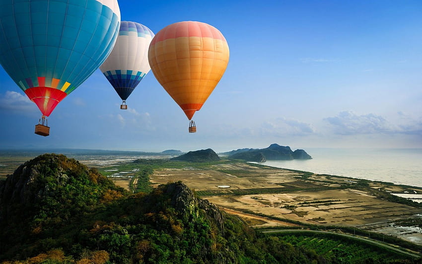 balões de ar quente voando sobre o litoral, mar, balões, costa, montanha papel de parede HD