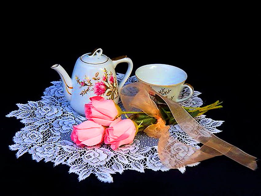 Czas na herbatę, stół, róże, koronka, kubek, garnek Tapeta HD