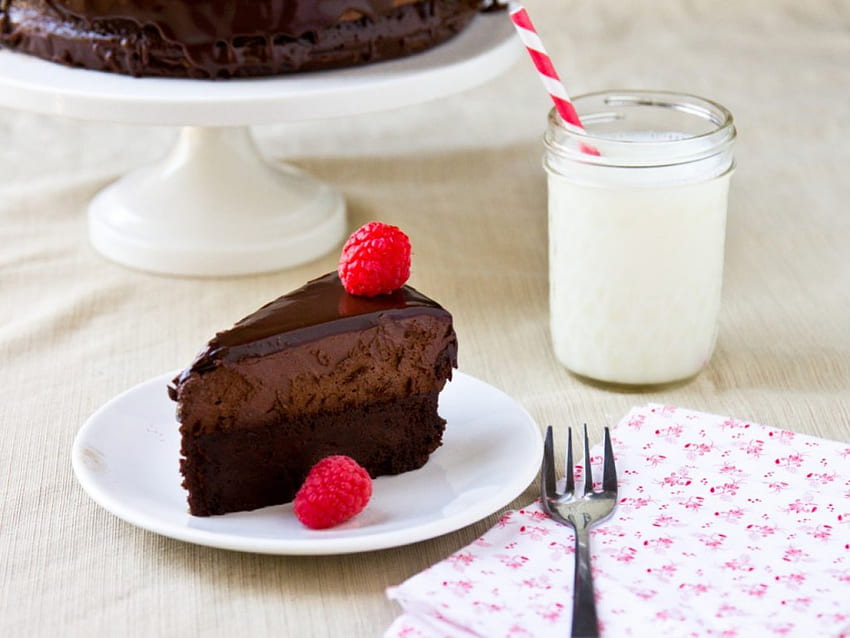Schokoladenkuchen mit Milch, Milch, süß, Schokolade, lecker, Himbeere, Essen, Kuchen, Obst HD-Hintergrundbild
