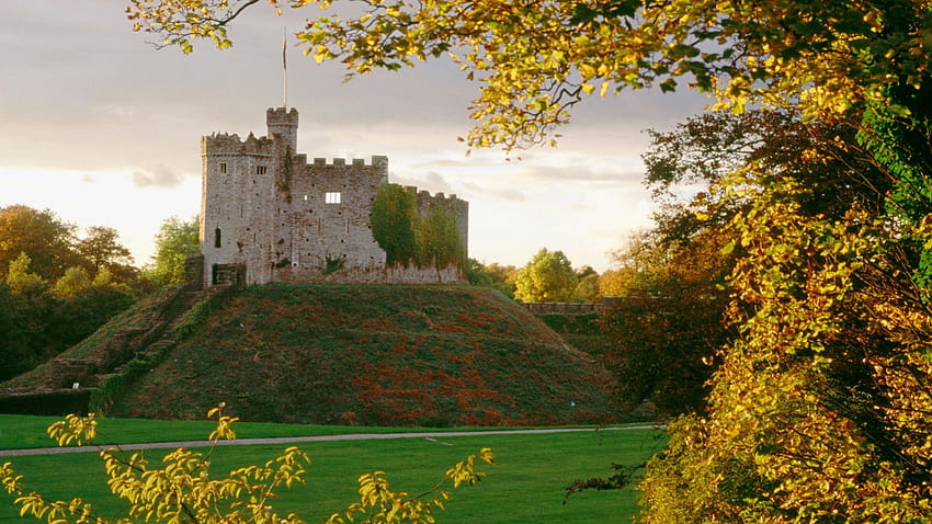 ウェールズのカーディフ城、木々、秋、草、城、丘 高画質の壁紙