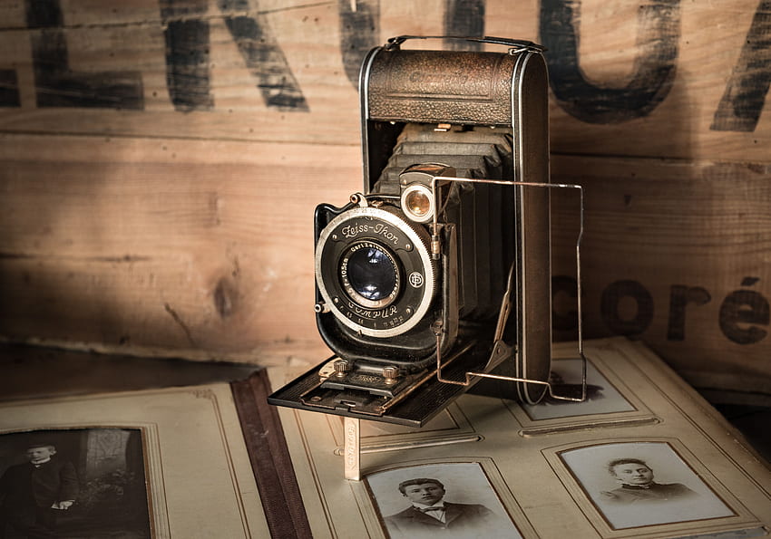 Vintage czarny aparat na brązowej powierzchni · Zapas, antyczny aparat Tapeta HD