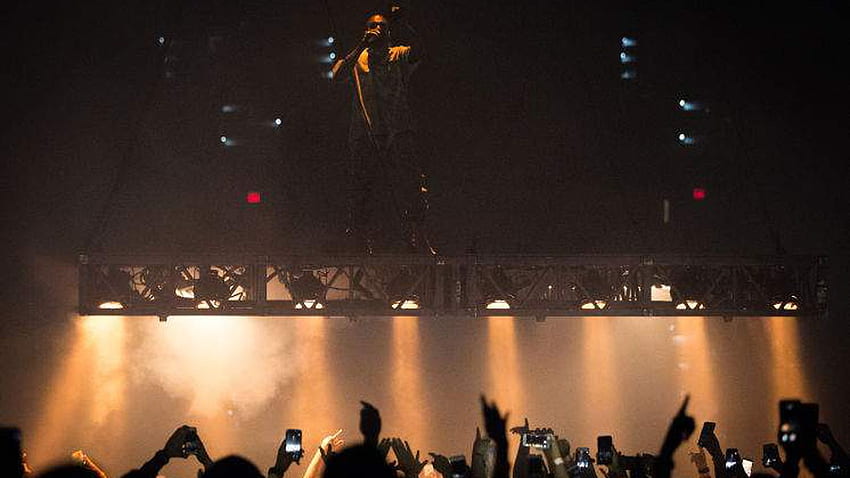 Concert crowds full of fans watching through cellphones. Can it be stopped?, Kanye West Concert HD wallpaper