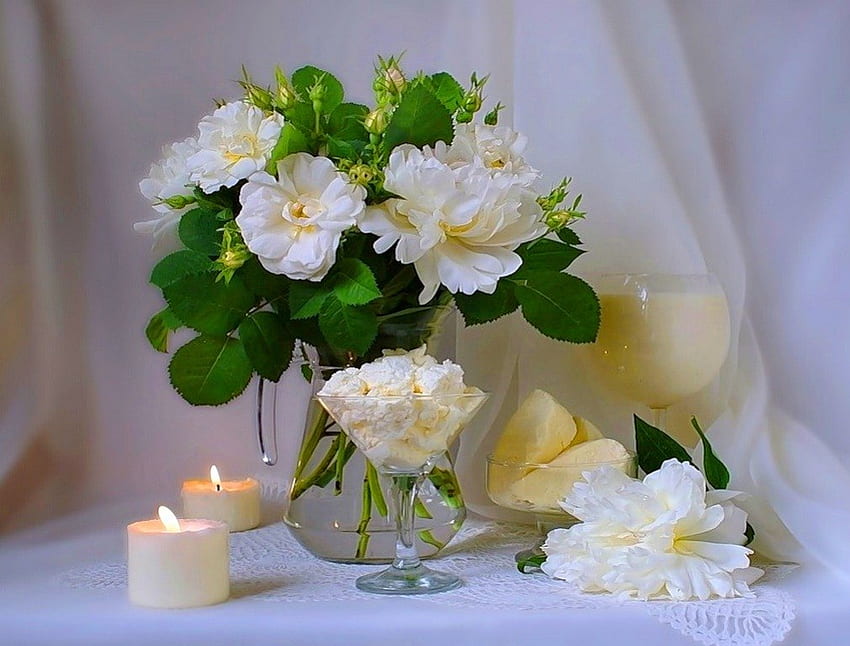 Candele e petali, bianchi, petali, fiamme di candele, vetro, fiori Sfondo HD