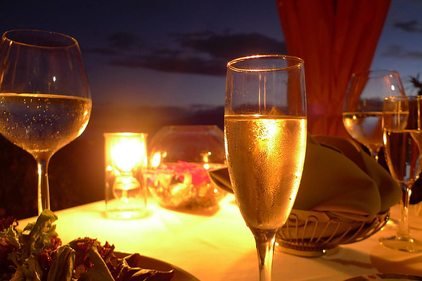 Champagne Sunset Beach Dining, île, nuit, champagne, sable, tropical, dîner, atmosphère, plage, chandelle, bougies, océan, coucher de soleil, mer, exotique, paradis, romance, salle à manger, table pour deux, romantique, soir Fond d'écran HD