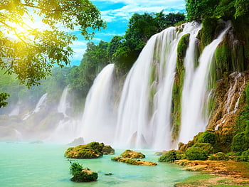 Khung cảnh thác nước đẹp như trong tranh vẽ sẽ khiến bạn say mê đến khó tả. Hãy cùng đến với hình ảnh này để chiêm ngưỡng vẻ đẹp hoang sơ mà thiên nhiên tặng cho chúng ta.