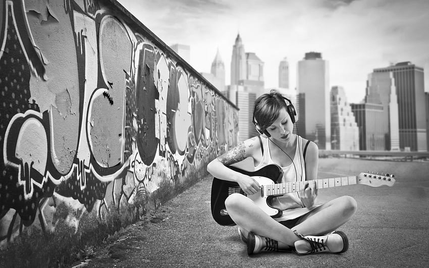 Straßenmusik, weiß, schwarz, Kopfhörer, Stadt, Gitarre, Mädchen, Instrument, Musik, Sitzen, Straße, Wand, Graffity HD-Hintergrundbild
