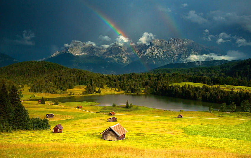 虹の上の山の村、光線、色、平和、家、静けさ、素敵、静か、コテージ、雨、斜面、美しい、草、湖、山、キャビン、虹、かなり、フィールド、ビュー、自然、空、美しい、静けさ 、嵐、村 高画質の壁紙