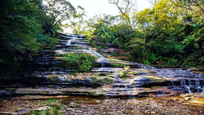 Водопад, каскаден над скали в Сините планини на Нов Южен Уелс, Австралия, река, каскади, дървета, небе, вода, камъни HD тапет