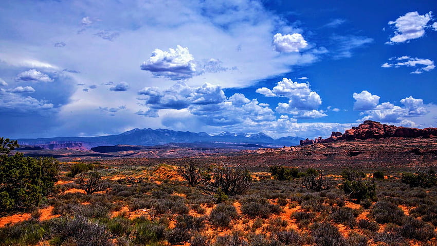 Moab, désert de l'UT et montagnes (peep neige sur les sommets des montagnes), collines, nuages, paysage, ciel, états-unis Fond d'écran HD
