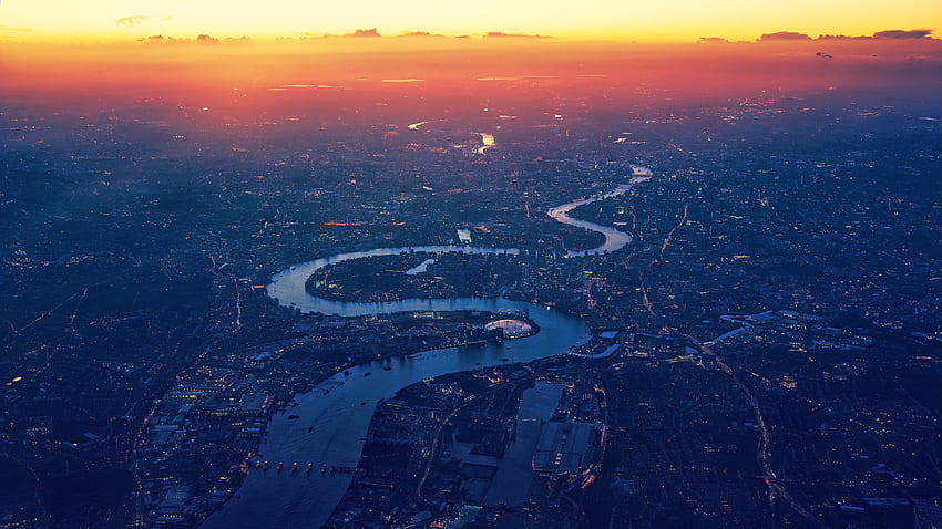 Изглед от въздуха на река Темза в Лондон, изглед с дрон HD тапет