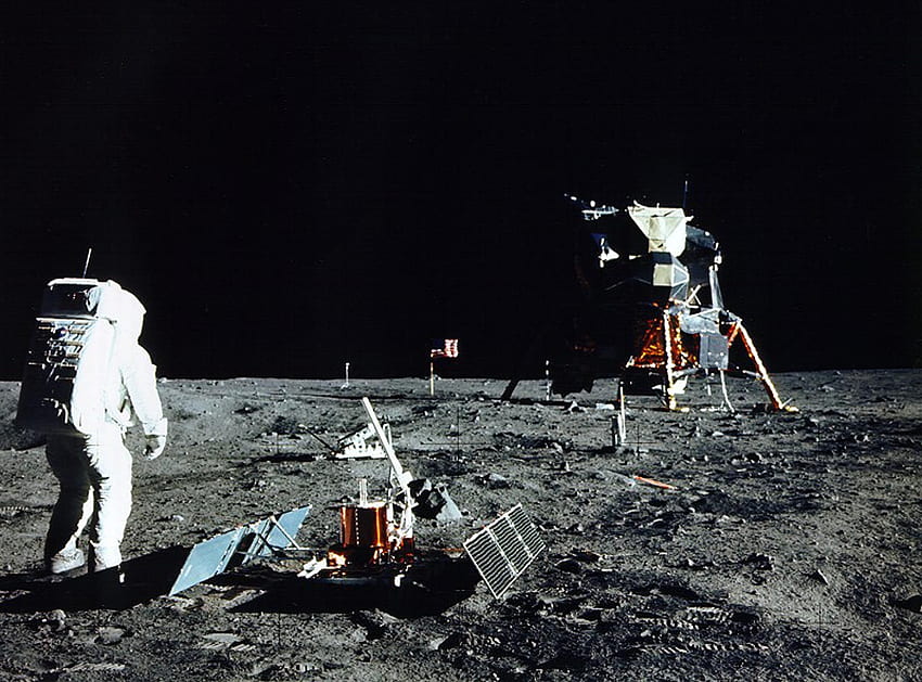偽のアポロ月面着陸は、ミッションがデマであった証拠を示すと主張している、アポロ宇宙飛行士 高画質の壁紙