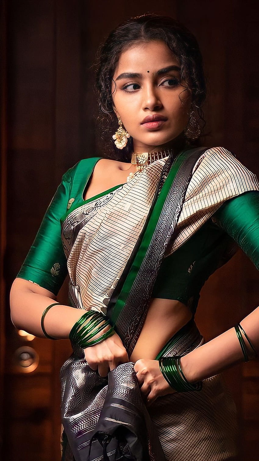 Anupama parmeshwaran , actrice multilingue, beauté saree Fond d'écran de téléphone HD