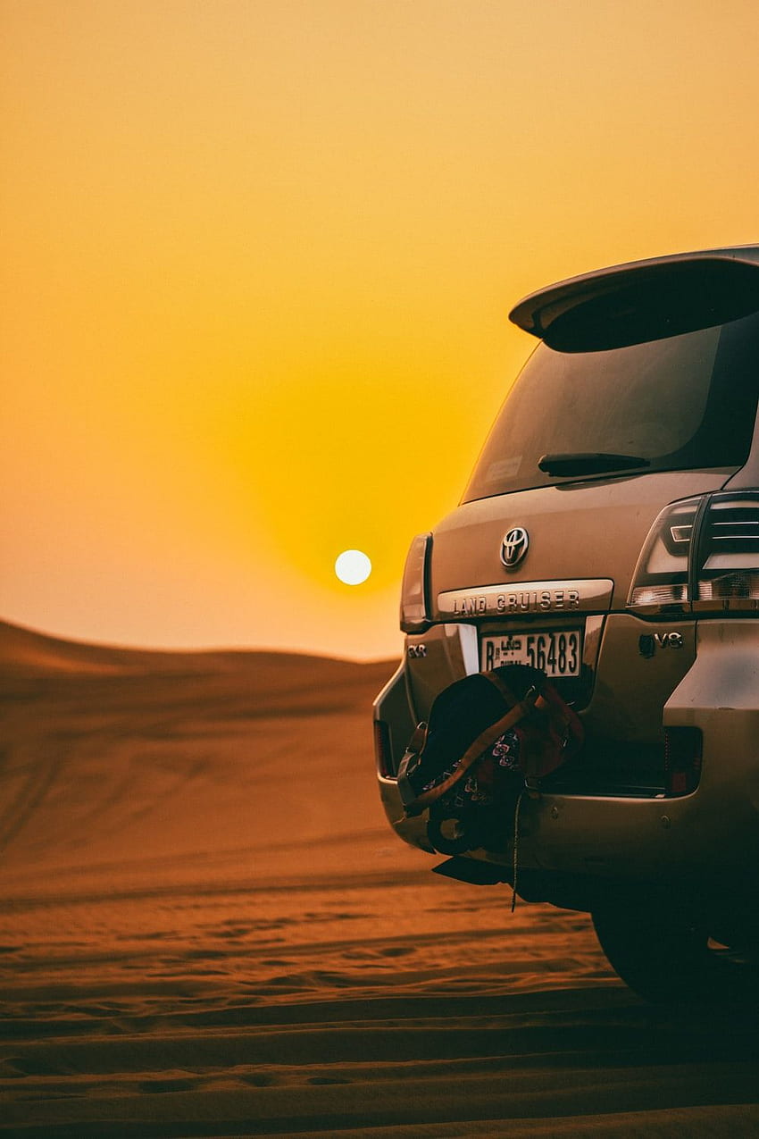 골든 아워 동안 사막에 블랙 토요타 랜드 크루저 SUV HD 전화 배경 화면