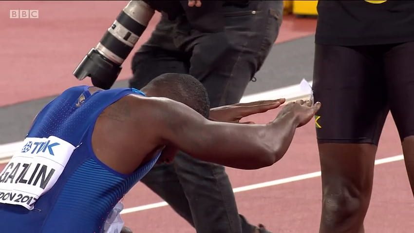 Justin Gatlin zeigt Usain Bolt seinen Respekt, nacem er ihn geschlagen hat HD-Hintergrundbild