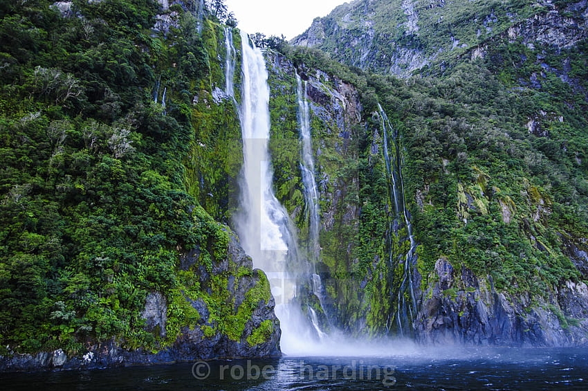Enorme cascata nel Milford Sound, Isola del Sud, Nuova Zelanda - Licenza o stampa per £ 79,84. , Cascata Nuova Zelanda Sfondo HD