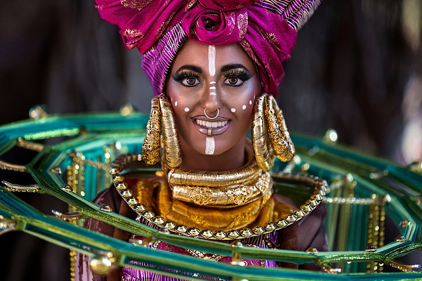Carnaval du Brésil, vert, jaune, visage, fille, femme, chapeau, or, Vicente Concha, bijou, rose Fond d'écran HD