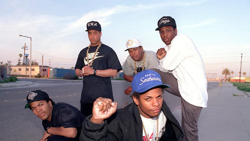 この 1989 年のファイルには、ラップ グループ N.W.A のメンバーが含まれています。 後ろ、左から：D.J. Yella、Dr. Dre、MC Ren。 正面、左から: アイス キューブとイージー E. (クレジット: ... 高画質の壁紙