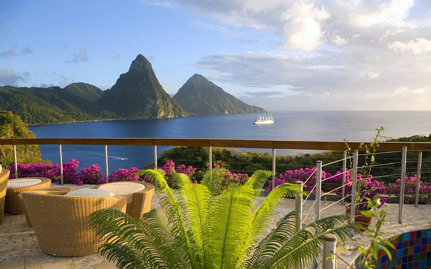 Terrassenblick, Terrassenstühle, Segelboot, Berge, Inseln, Ozean, Meer HD-Hintergrundbild
