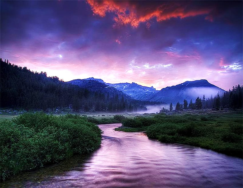 Miroir de rivière, rivière, ciel bleu et rose, nuages, arbres, prairies, montagnes, soirée Fond d'écran HD