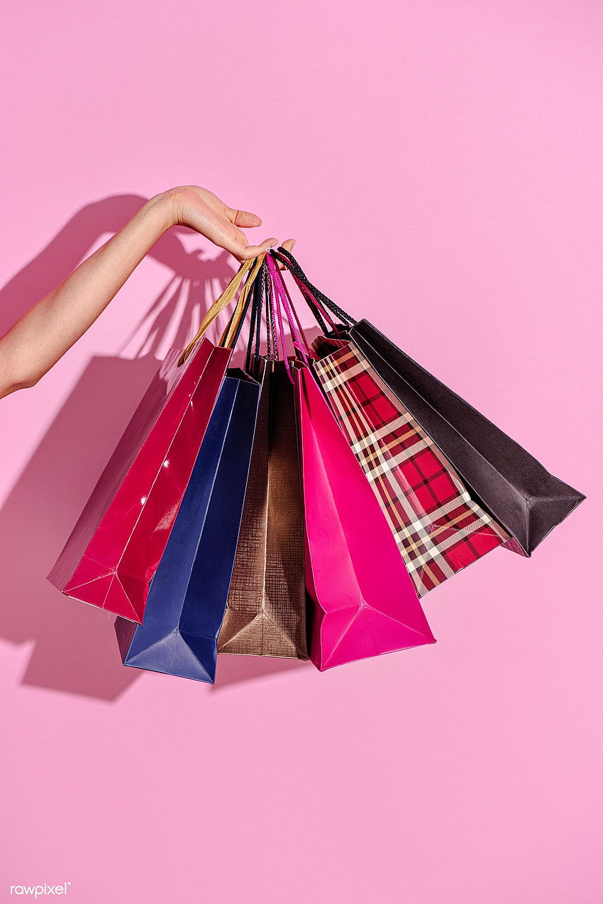 Prämie der Frau, die Einkaufstaschen gegen ein Rosa trägt. Rosa Hintergrund, Mode-Wandkunst, Logo-Online-Shop HD-Handy-Hintergrundbild