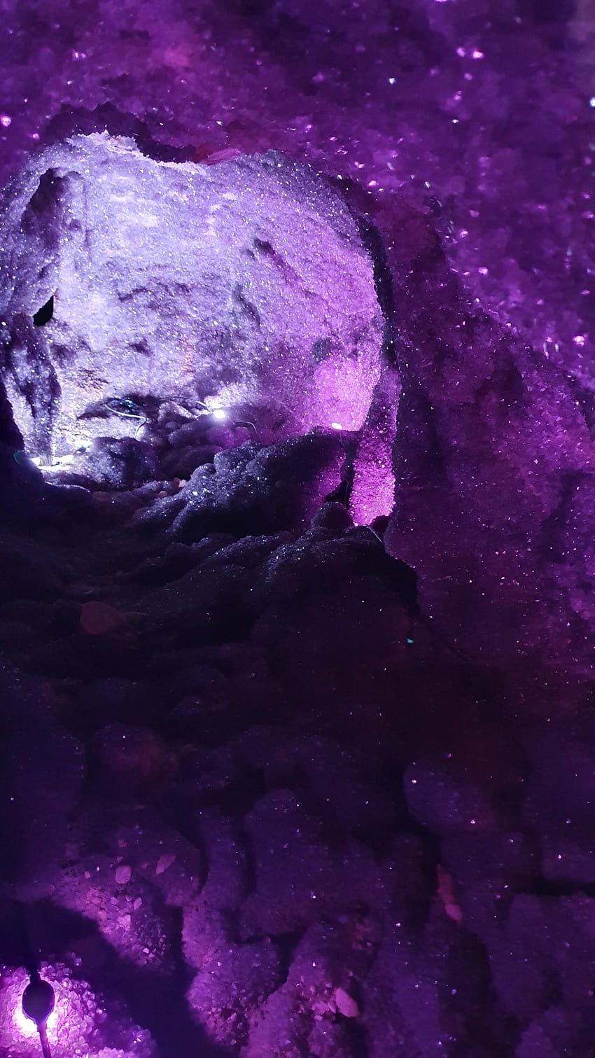 Melihat ke dalam geode Amethyst terbesar di dunia di The Crystal Castle Byron Bay Australia. Kastil kristal, estetika kristal, geode kecubung, geode ungu wallpaper ponsel HD
