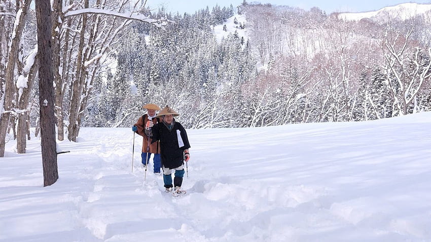Japonya'nın donmuş kuzeyi boyunca kar ayakkabısıyla yürüyüş, Japon Kış Samuray HD duvar kağıdı