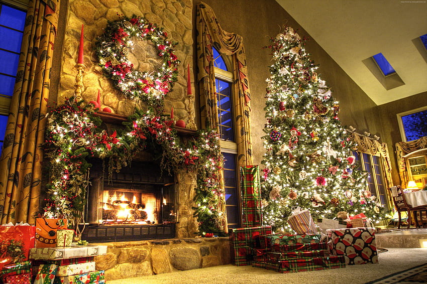照明付きの暖炉の近くに点灯した緑のクリスマス ツリー 高画質の壁紙