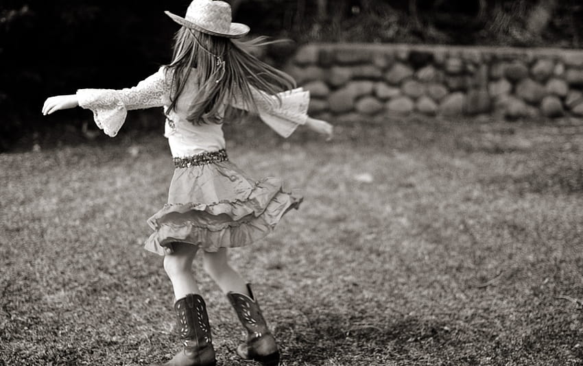 Dans eden küçük kovboy kız, etek, beyaz, siyah, kovboy kız, dans, kız, botlar, çocuk, şapka HD duvar kağıdı