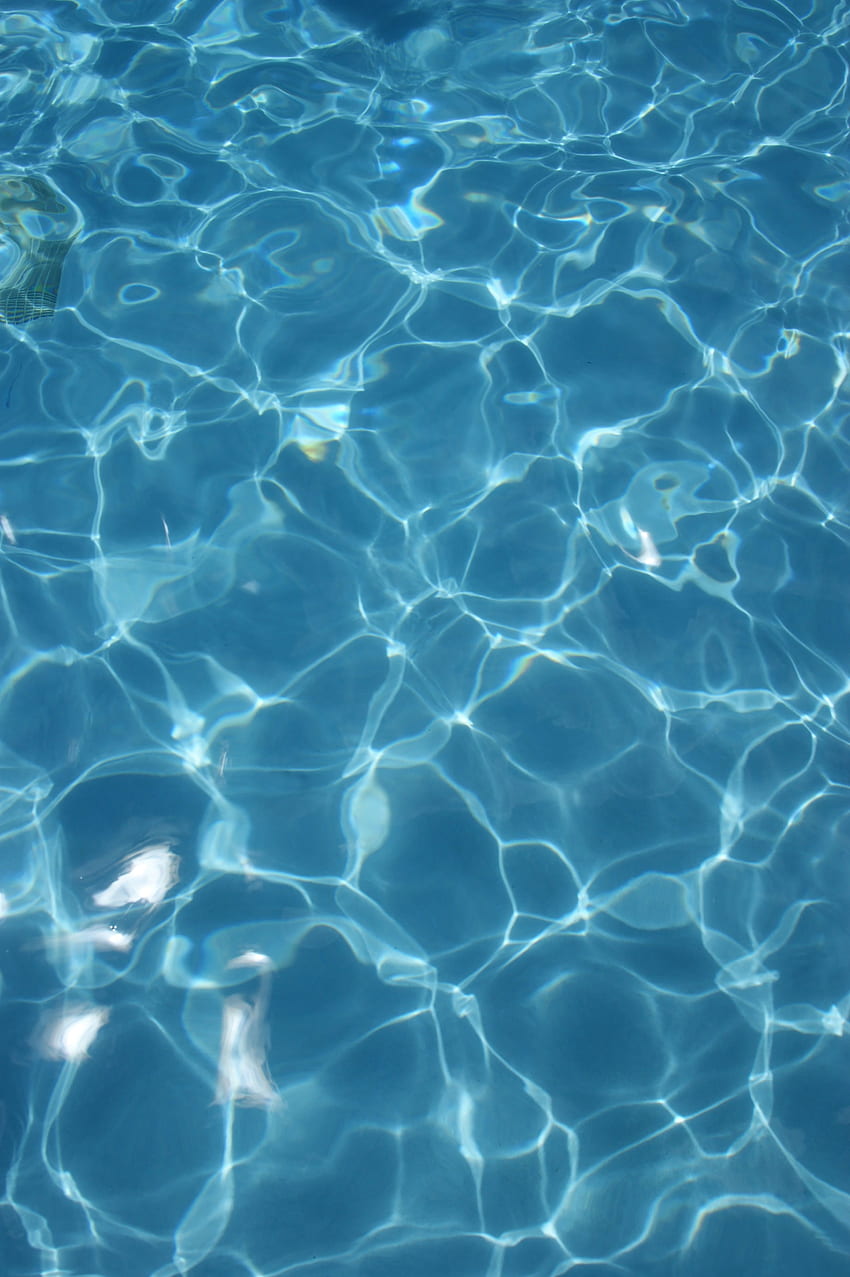 Piscine d'eau claire, bleue et scintillante. Arrière-plan, esthétique de l'eau Fond d'écran de téléphone HD