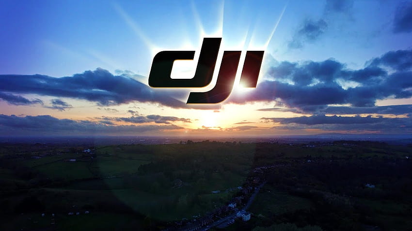 Drone Yüksek İrtifa Uçan Gün Batımı DJI 2.7K Testi - Uzaktaki Manchester Drone i, DJI Logosu HD duvar kağıdı
