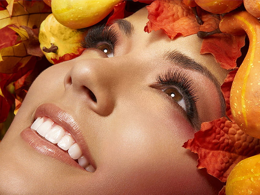* Uśmiechnięta jesień *, kolorowe, słodkie, kolory, lśniące, ciepło, owoce, jesień, usta, brązowe oczy, piękna kobieta, uśmiech, oczy, słodki uśmiech, liście, makijaż, spojrzenie, twarz, śliczny Tapeta HD