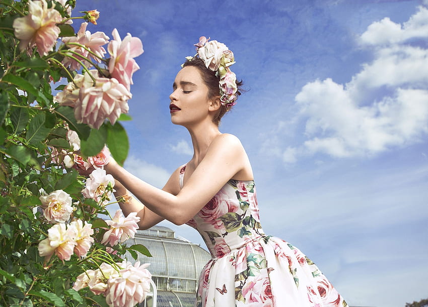Emilia Clarke, biru, gadis, aktris, wanita, musim panas, mawar, merah muda, bunga, awan, karangan bunga Wallpaper HD