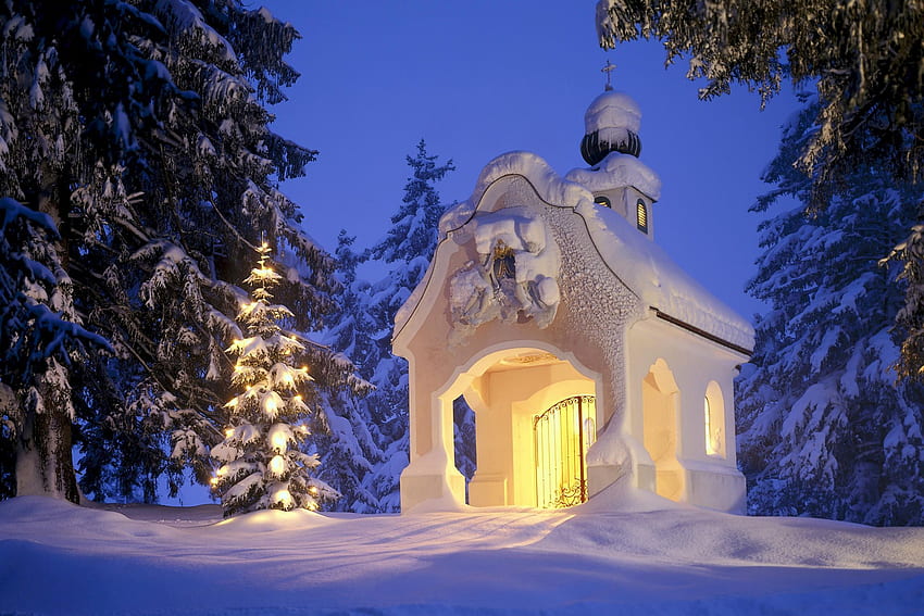 雪に覆われた森の中のなんと魔法のような小さなチャペル!. 屋外のクリスマス , ドイツのクリスマス, 教会 高画質の壁紙