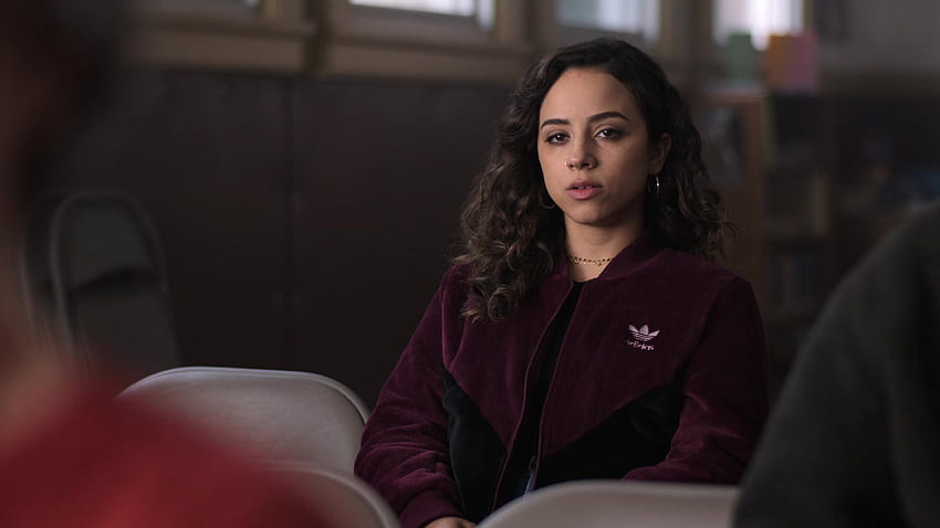 Adidas Purple Bomber Jacket Usado por Kiana Madeira em Trinkets - Temporada 1, Episódio 9, Mercado Noturno (2019) papel de parede HD