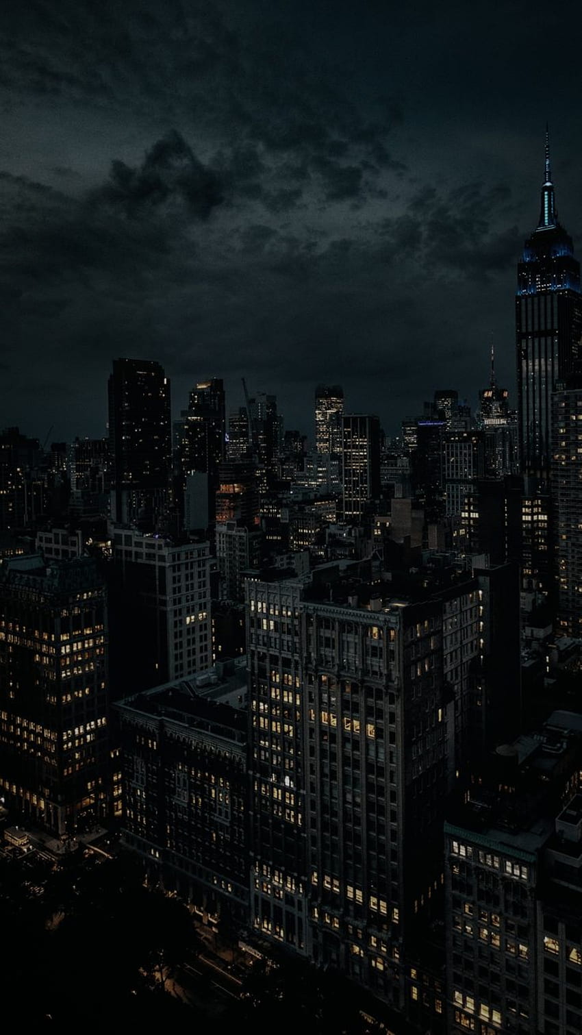 暗い夜の街の明かりと建物 黒の美学 [] 、モバイル、タブレット用。 都市のロック画面を探索します。 ロック画面 , ロック画面 , 美的スカイライン HD電話の壁紙
