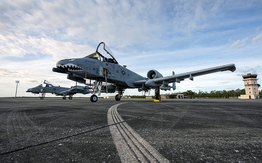 Fairchild Republic A-10 Thunderbolt II, aereo d'attacco americano, A-10 all'aeroporto militare, USAF, aereo militare Sfondo HD