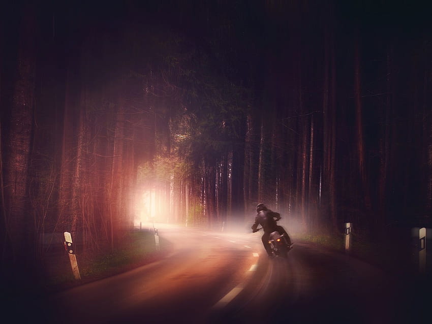 森の中でバイカー暗い道デジタル アート、暗いオートバイ 高画質の壁紙