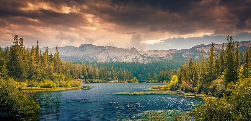 Aventure nuages ​​colorés fond coloré forêt vert idyllique lac paysage montagnes nature sursaturation panorama panoramique paysage paisible arbres. Fond d'écran HD