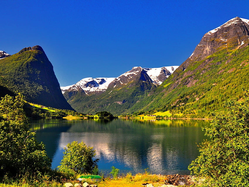 Lustrzane górskie jezioro, brzeg jeziora, śnieżny, piękny, miły, góra, jezioro, lato, brzeg, ładny, jasny, chmury, natura, niebo, jasny, piękny Tapeta HD