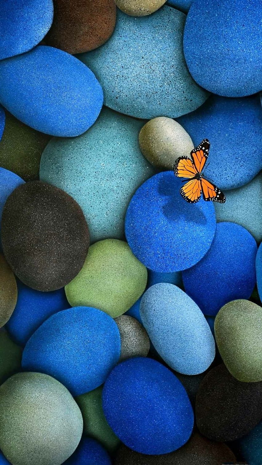Schmetterling und schöne blaue Steine. Zen-Hintergrund für ein entspannendes Zen HD-Handy-Hintergrundbild