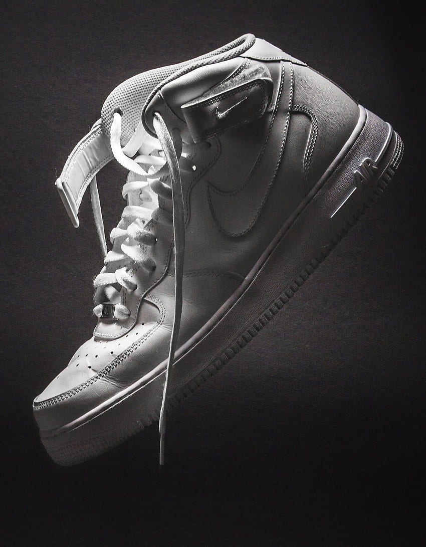 Cùng chiêm ngưỡng đôi giày Nike Air Force 1 nổi tiếng với thiết kế đẹp mắt và phù hợp với mọi phong cách. Đây là sản phẩm mang tính biểu tượng của Nike trong ngành thể thao và đã trở thành một phần của văn hóa đường phố.