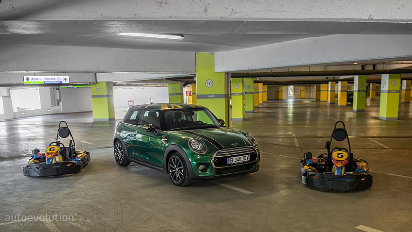 MINI Cooper : British Racing Green Goes Well with the Union Jack Flag HD wallpaper