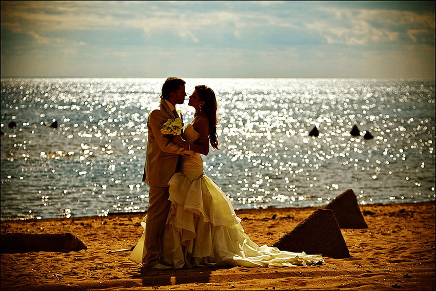 Любов, слънчева светлина, изгрев, плаж, валентин, отражение, пясък, вода, слънце, океан, слънце, море, мъж, влюбени, жена, сватба, прегръдка, облаци, небе, целувка, булка HD тапет