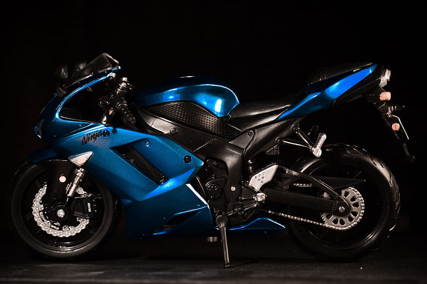 graues und schwarzes Motocross-Dirtbike, blaues Motorrad HD-Hintergrundbild