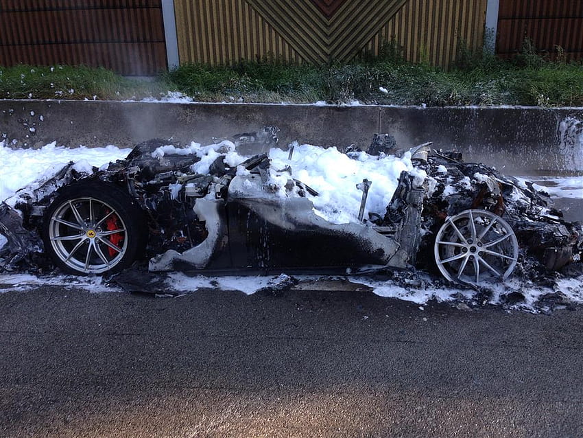 Raro Ferrari F12tdf destruido por fuego en la autopista alemana fondo de pantalla
