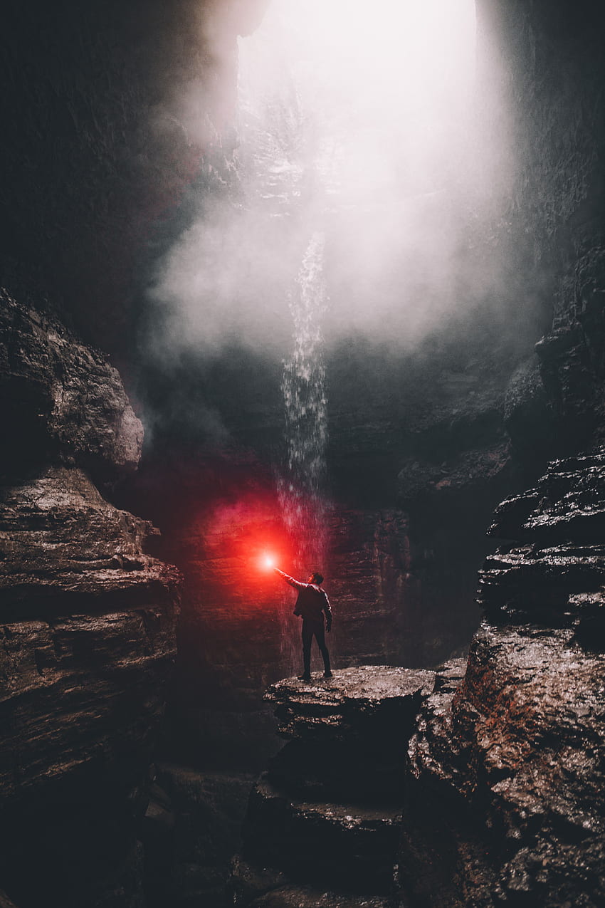 Natura, kamienie, połysk, światło, człowiek, osoba, jaskinia Tapeta na telefon HD
